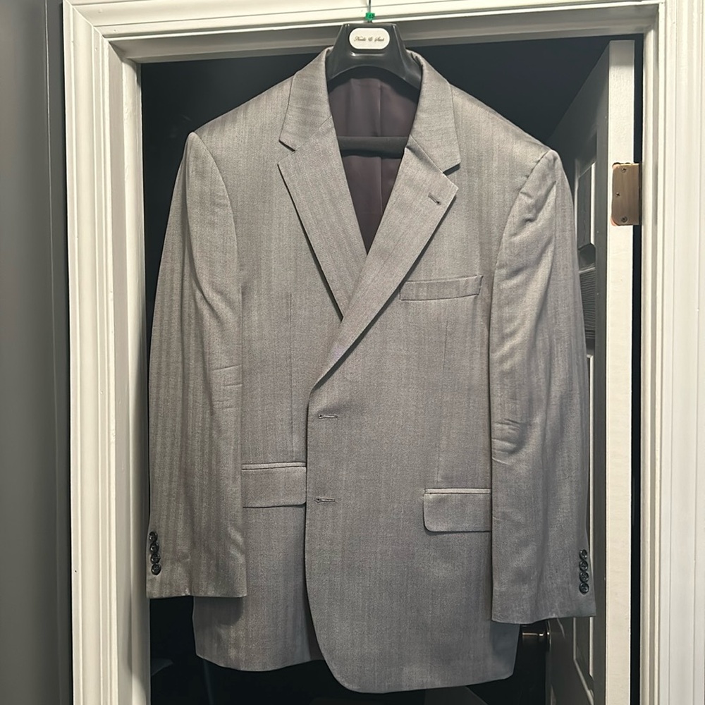 Men’s sport coat Jo’s a bank Size 48L silver color great condition!